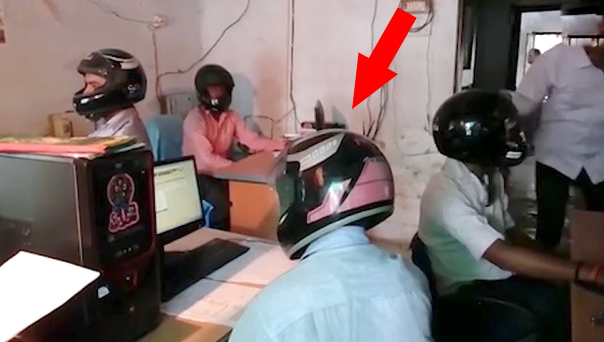 اس دفتر میں ملازمین ہیلمٹ پہن کر کام کیوں کرتے ہیں؟ وجہ ایسی جو ہر کوئی سوچ میں پڑ جائے