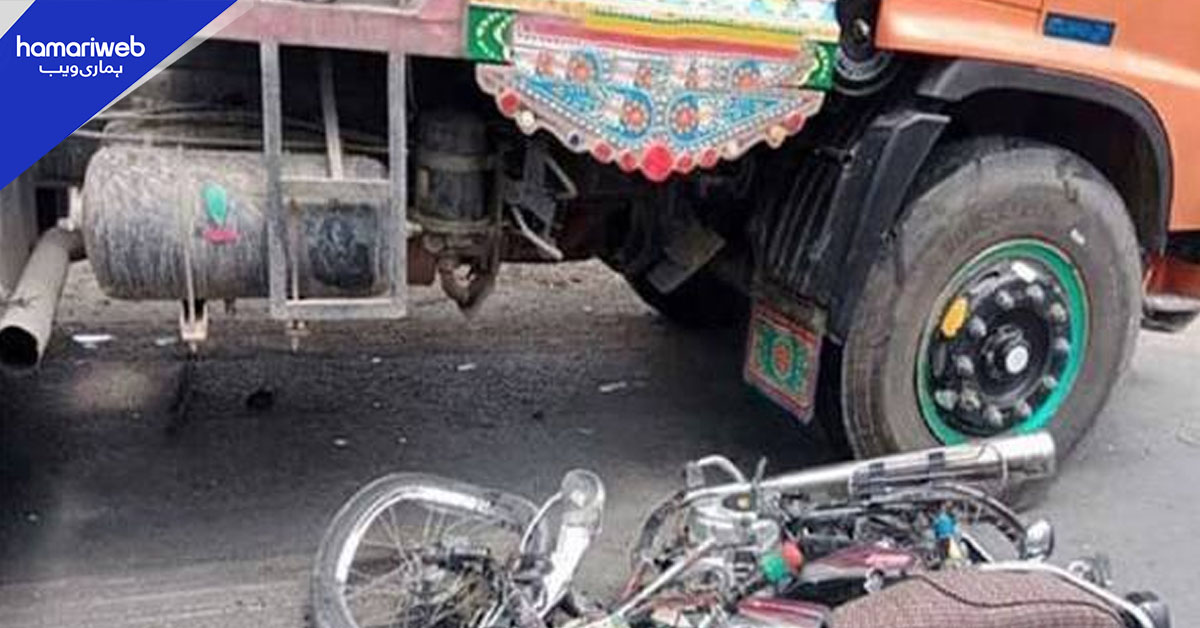 کراچی: کار کی ٹکر سے بائیک سوار واٹر ٹینکر تلے آگئے، مشتعل شہریوں نے ٹینکر جلادیا