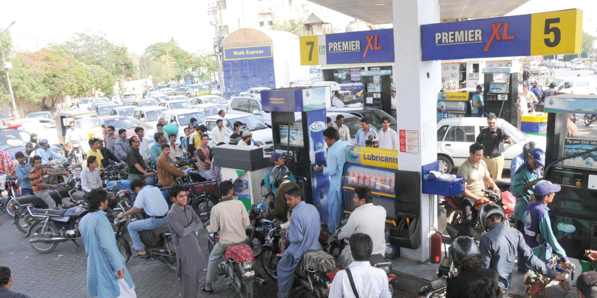 حکومت کو عوام پر رحم آگیا۔۔۔ ملک میں پیٹرول کتنا سستا ہونیوالا ہے؟