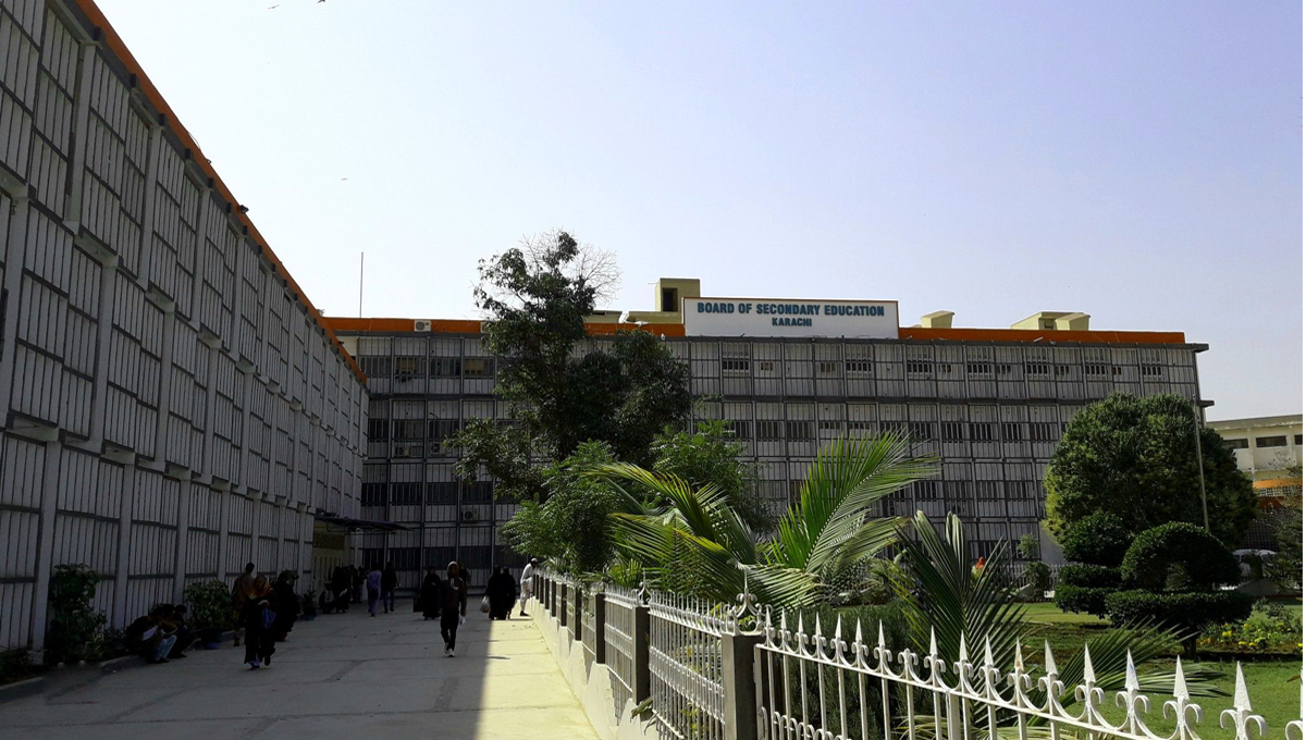 طلبہ اِمتحانی فارم خود جمع کرائیں، غیر متعلقہ اَفراد کو اپنے فارم اور رقم دینے سے گریز کریں، میٹرک بورڈ کا اعلامیہ