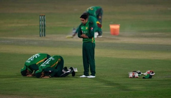 نماز سب سے پہلے۔۔۔ وہ کون سے کرکٹرز ہیں جنہوں نے میچ کے دوران نماز ادا کی؟