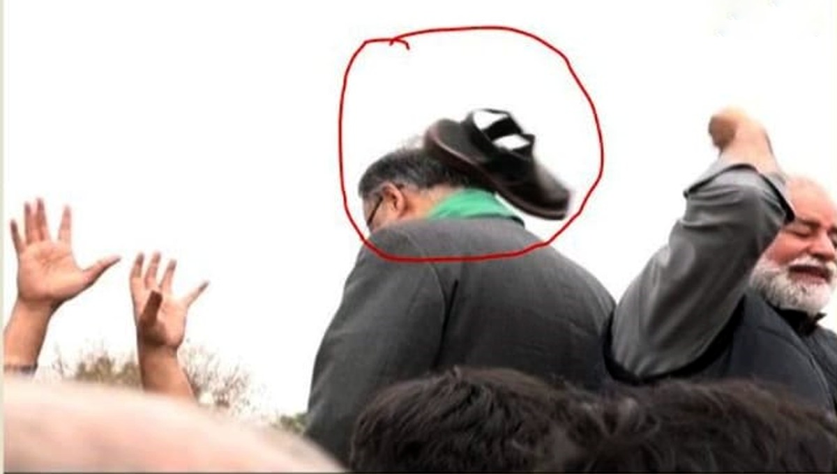 پی ٹی آئی اور ن لیگ میں تصادم کے دوران احسن اقبال کو کسی نے جوتا دے مارا