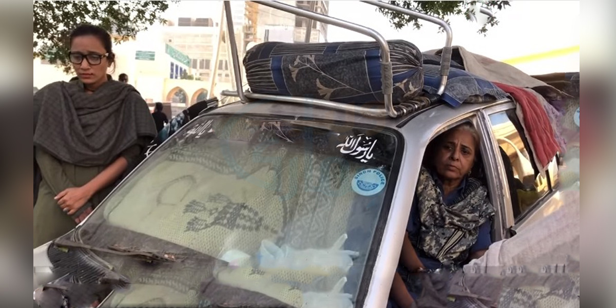 میں رات بھر جاگتی ہوں، ڈر لگتا ہے کہیں کسی کو معلوم نہ ہو جائے کہ گاڑی میں عورتیں ہیں ۔۔  2 سال سے گاڑی میں رہنے والی ماں بیٹی اپنی کہانی بتاتے ہوئے