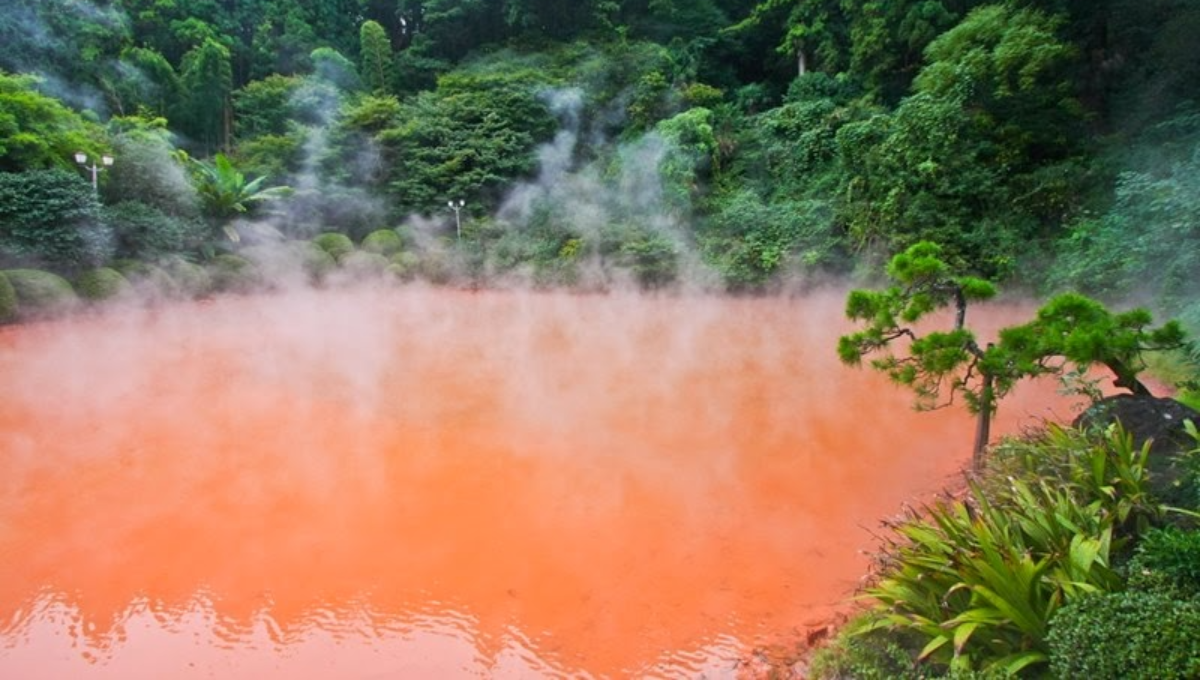 خونی تالاب ۔۔۔ دنیا میں موجود 7 ایسے خطرناک ترین مقامات کہاں موجود ہیں جہاں چاہ کر بھی کوئی اِنسان قدم نہیں رکھ سکتا؟