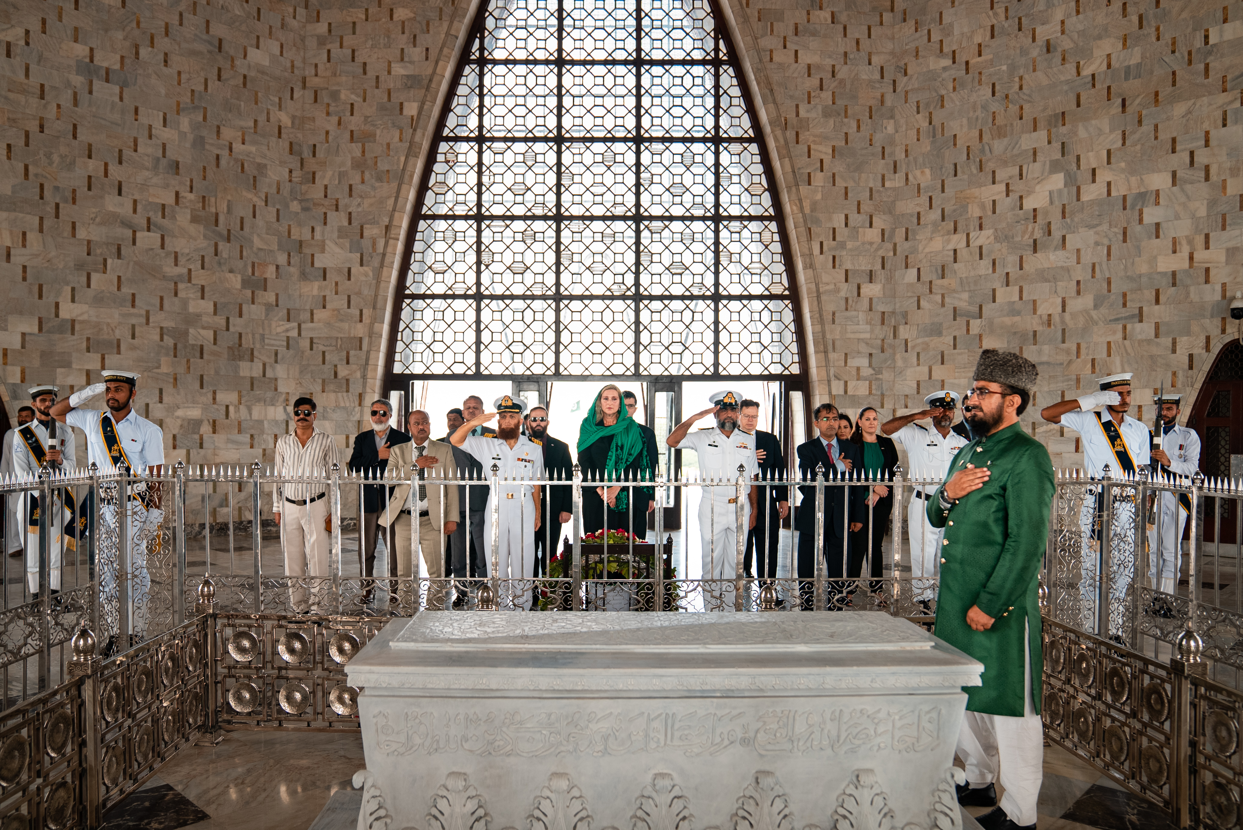 امریکی قونصل جنرل نکول ٹیریو کی جانب سے مزار قائد پر حاضری اور بانی پاکستان کو خراج عقیدت پیش