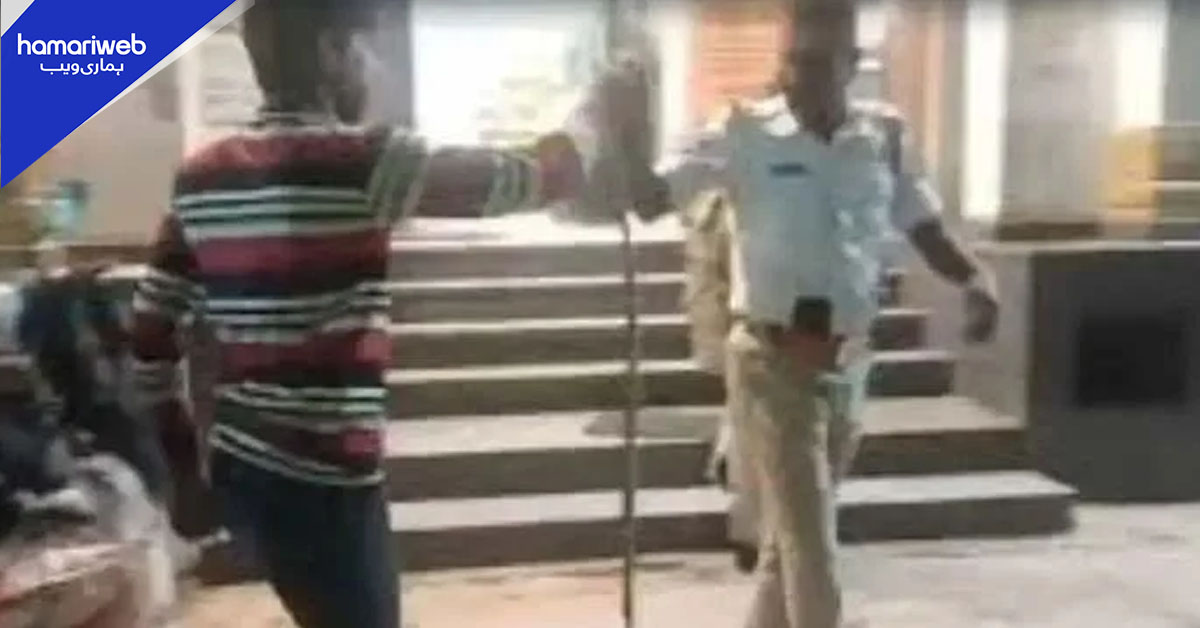 نشے میں دھت رکشہ ڈرائیور سانپ لے کر تھانے پہنچ گیا، ویڈیو وائرل