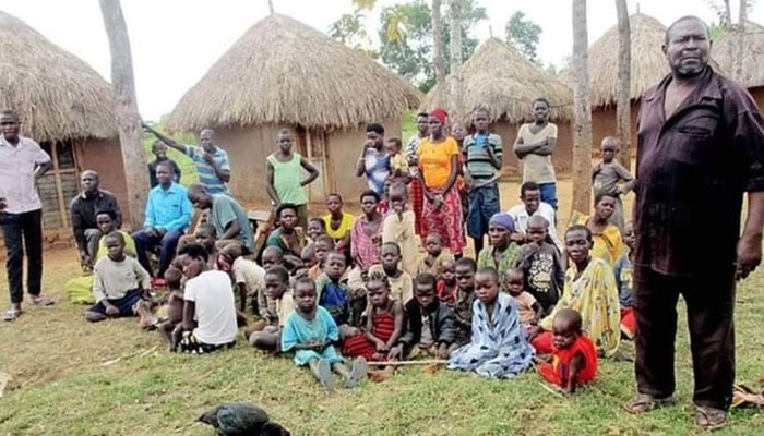 بچوں کو سنبھالنا مشکل ہو گیا ہے ۔۔ 102 بچوں کا باپ جس کی 12 بیویوں نے کیسے اسے پریشان کر دیا؟