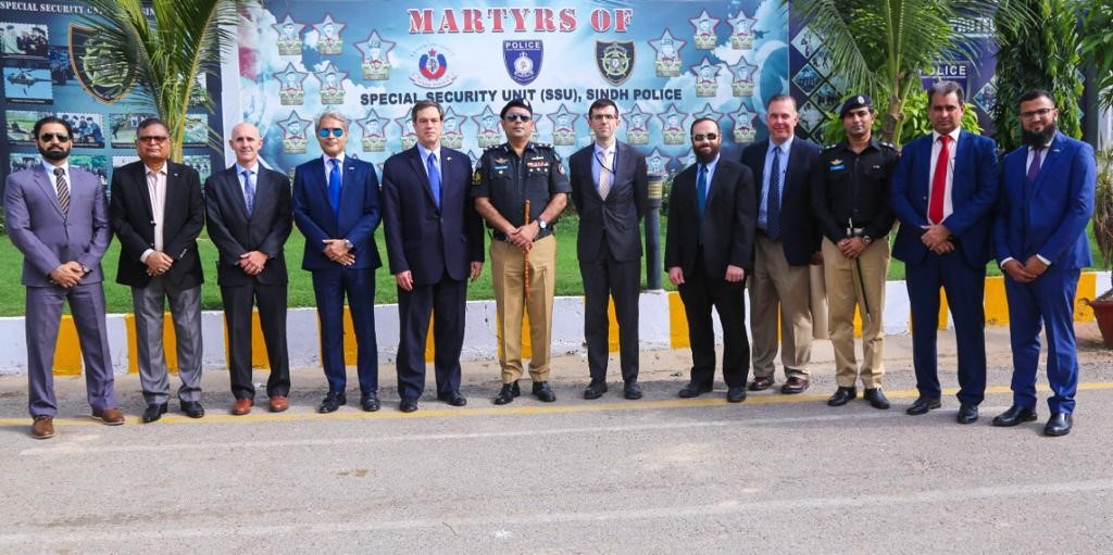 پاکستان میں امریکی مشن کے نائب سربراہ کا دورہ، سندھ میں لاکھوں بچوں کیلیئے کورونا سے بچاؤ کی ویکسینیشن مہم کا آغاز