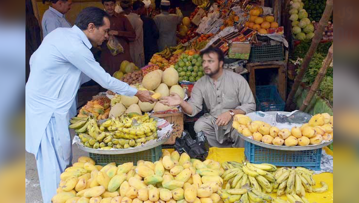 پھل خریدنے والے بے حد خوش ۔۔ کراچی میں 10 روپے کلو پھل کہاں فروخت کیے جار ہے ہیں؟ عوام کا رش لگ گیا