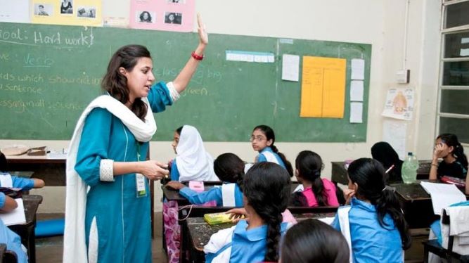 اساتذہ کا کورونا ٹیسٹ مثبت آ گیا۔۔۔ کیا اب اسکول دوبارہ بند ہو جائیں گے؟