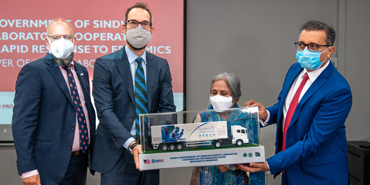 امریکی حکومت  کی جانب سے پاکستان میں کورونا اور دیگر وبائی امراض کی  تشخیصی صلاحیت بڑھانے کیلئے موبائل لیبارٹری کا عطیہ