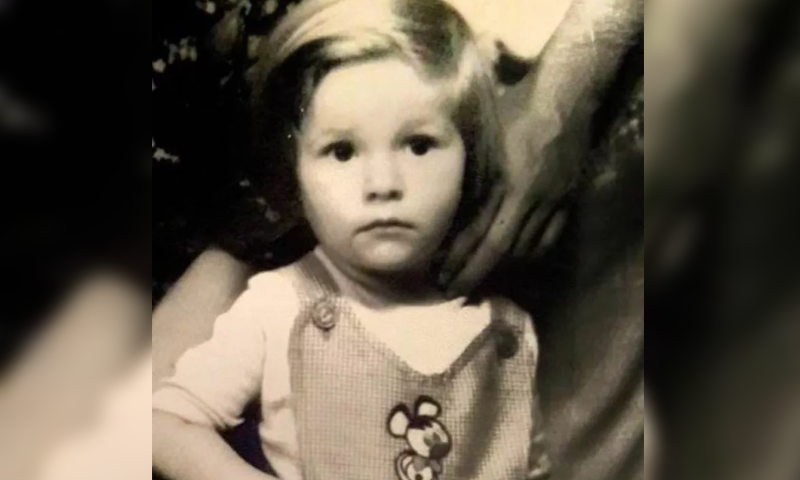 کیا آپ پاکستان میں بے حد مقبول ہونے والی اس شخصیت کو پہچان سکتے ہیں؟