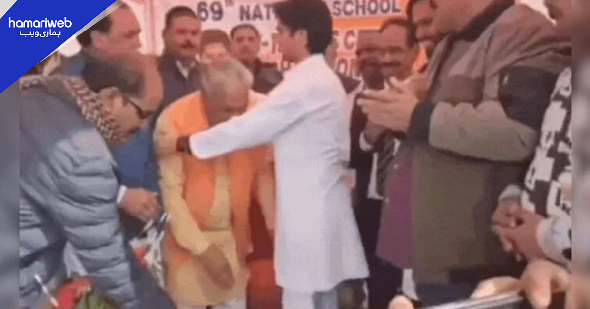 73 سالہ سیاستدان نے 31 سالہ نوجوان لیڈر کے پاؤں چھو لیے ،سوشل میڈیا پر شدید تنقید