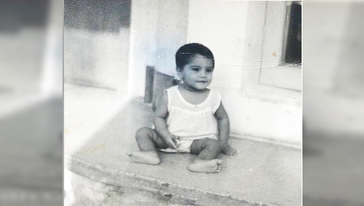 کیا آپ اس تصویر میں موجود مشہور پاکستانی اداکار کو پہچان سکتے ہیں؟