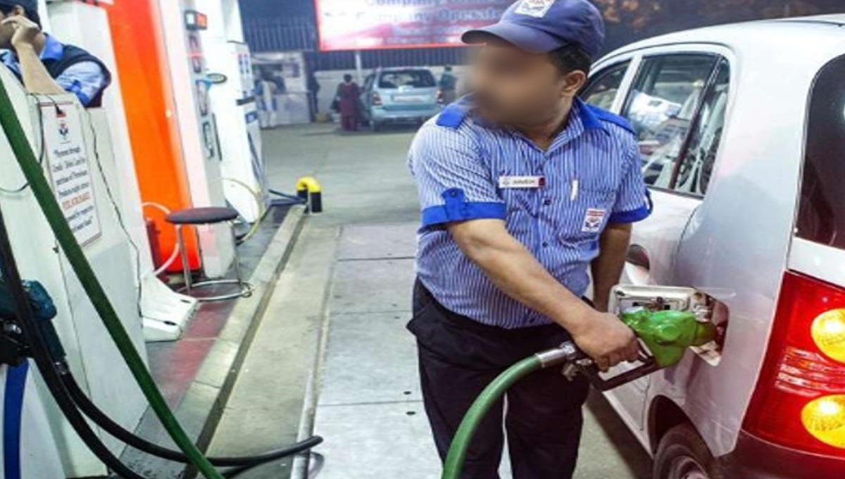 جب آپ پیٹرول بھروانے پیٹرول پمپ جاتے ہیں تو وہ کن طریقوں سے آپ کو لوٹتے ہیں؟ آپ بھی جانیں وہ طریقے تاکہ اگلی دفعہ ہوشیار رہیں۔۔۔