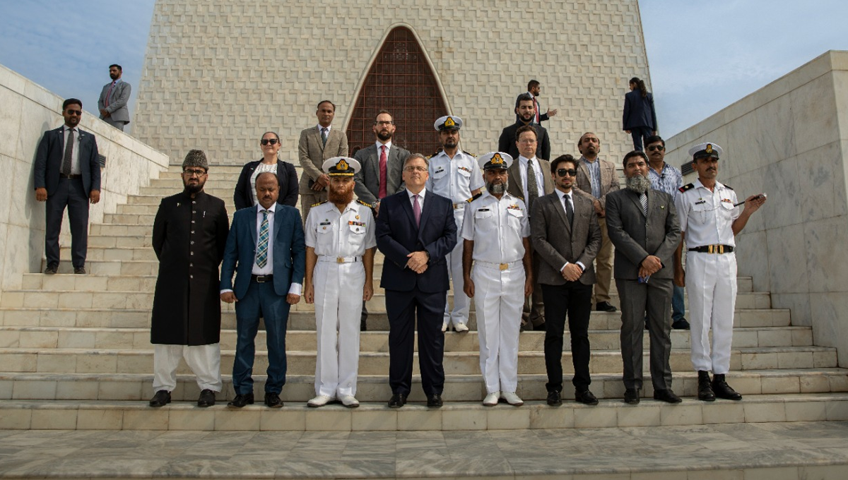 امریکی سفیر ڈونلڈ بلوم کی جانب سے مزار قائد پر حاضری اور بانی پاکستان کو خراج عقیدت پیش