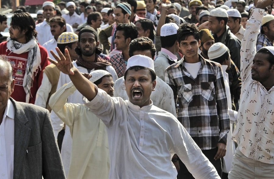 بھارت کا مسلمانوں پر ایک اور وار لیکن مسلمانوں نے ایک بار پھر اپنا ایمان بیچنے سے انکار کر دیا, حقیقت جانیں اس ویڈیو میں