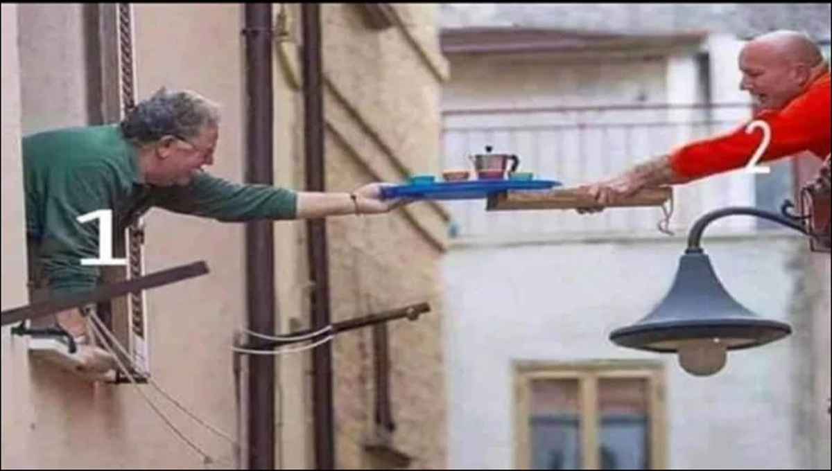 اس تصویر میں سامان لینے والا شخص‌ کون سا ہے؟ صرف ذہین افراد ہی اس پہیلی کا درست جواب دے پائیں گے