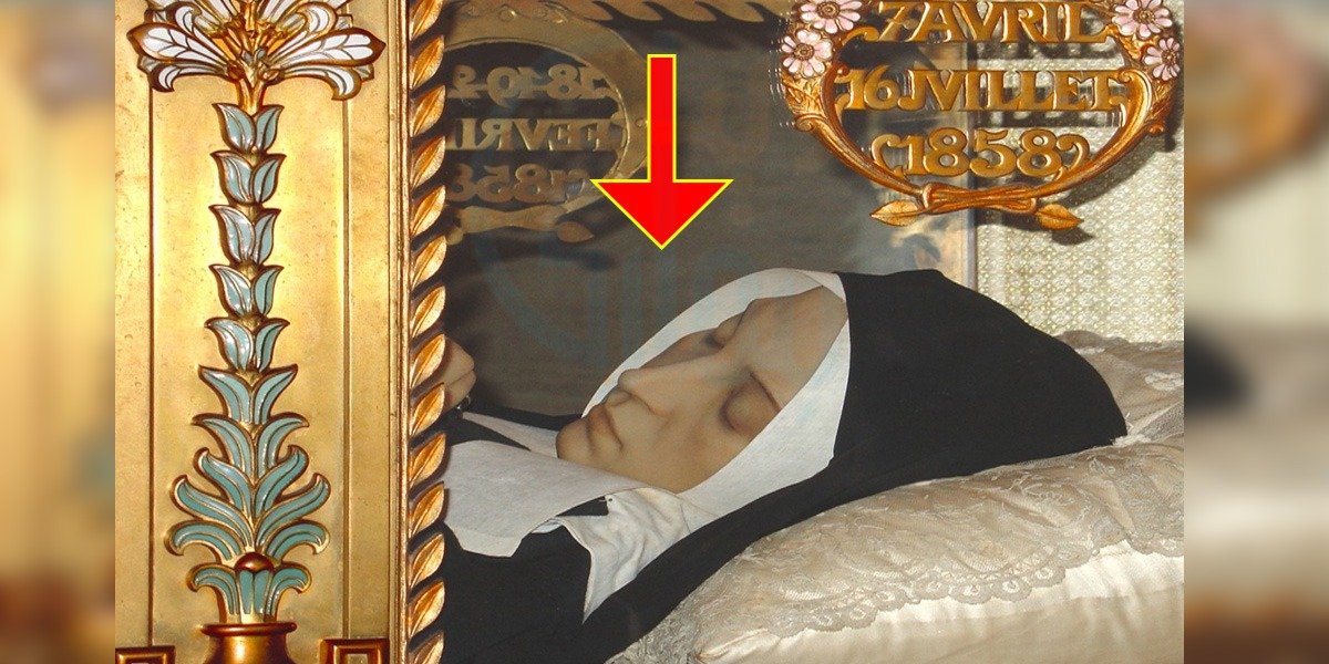 100 سال سے ایک شیشے میں بند یہ لڑکی کون ہے؟ جانیئے 3 ایسے لوگوں کے بارے میں اہم معلومات جن کو شیشے کے باکس میں بند کر دیا گیا