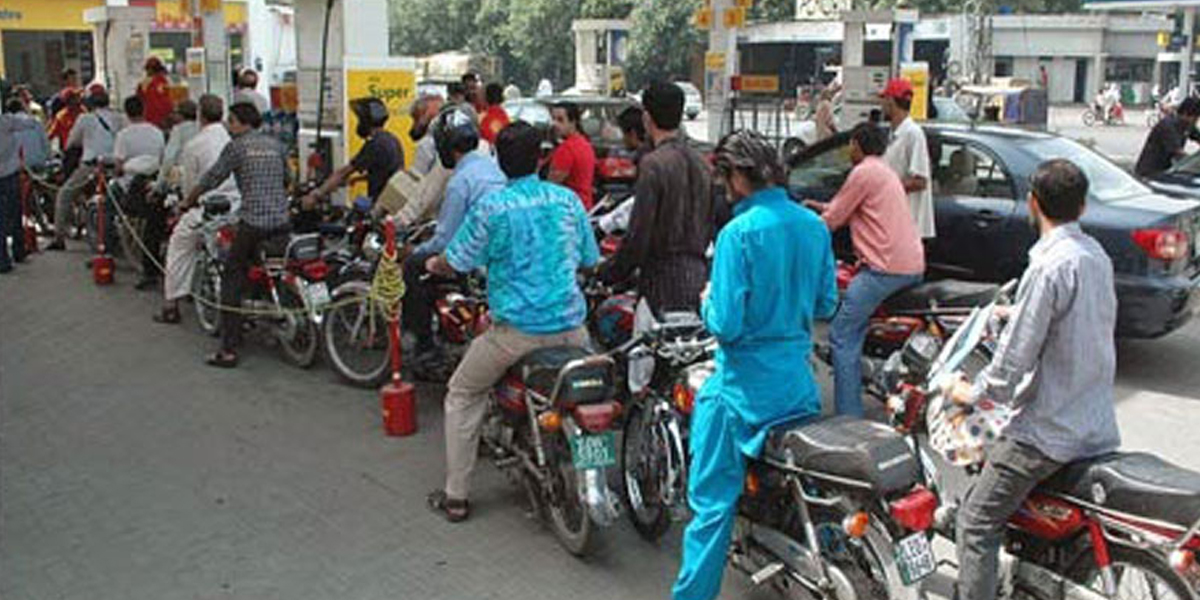پاکستان میں پیٹرول 275 روپے لیٹر؟ کیا عوام پھر پمپس پر قطاریں لگالیں؟