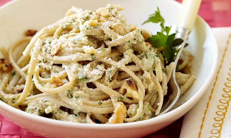 Spinach Linguine with Walnut Sauce