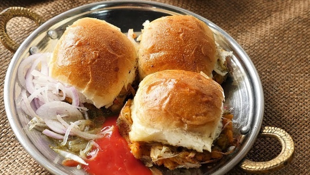 Bun Kabab Karachi Walay With Chutney Raita Recipe - Cook with Hamariweb.com