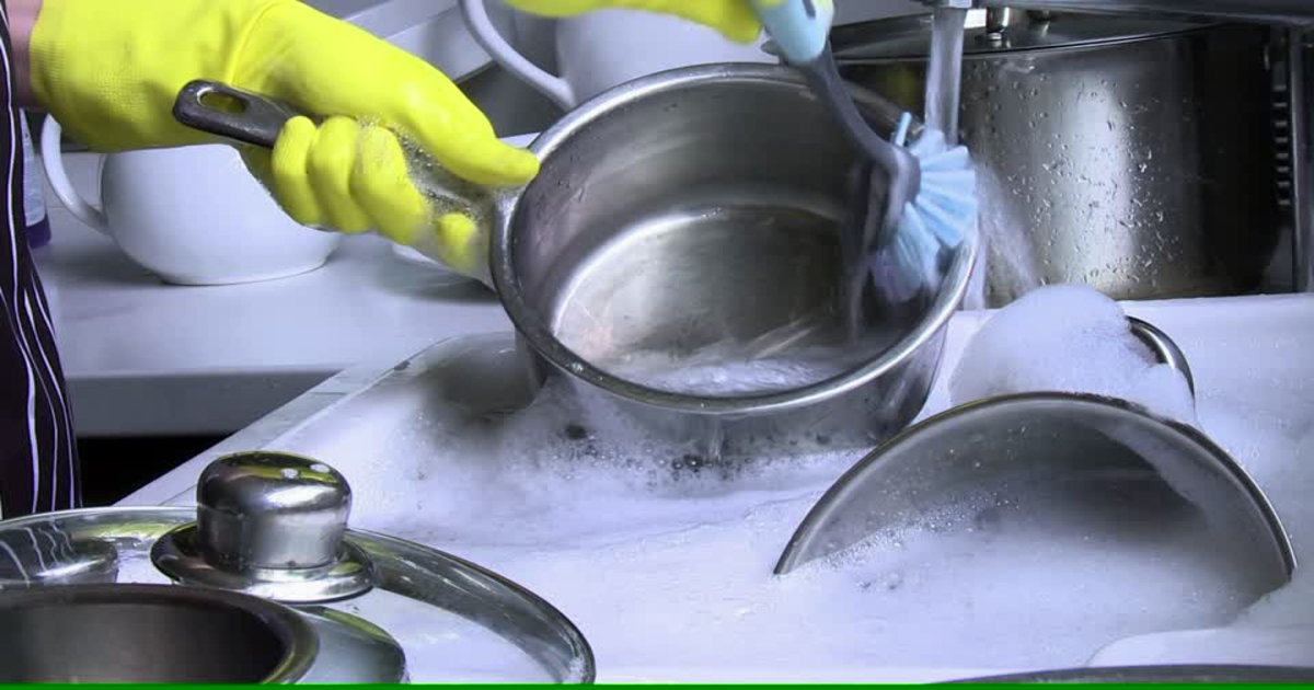 Чем отмыть пищевой. Полирование металлической посуды. Кастрюля отполированное. Очищение кастрюли. Посуда на налив.