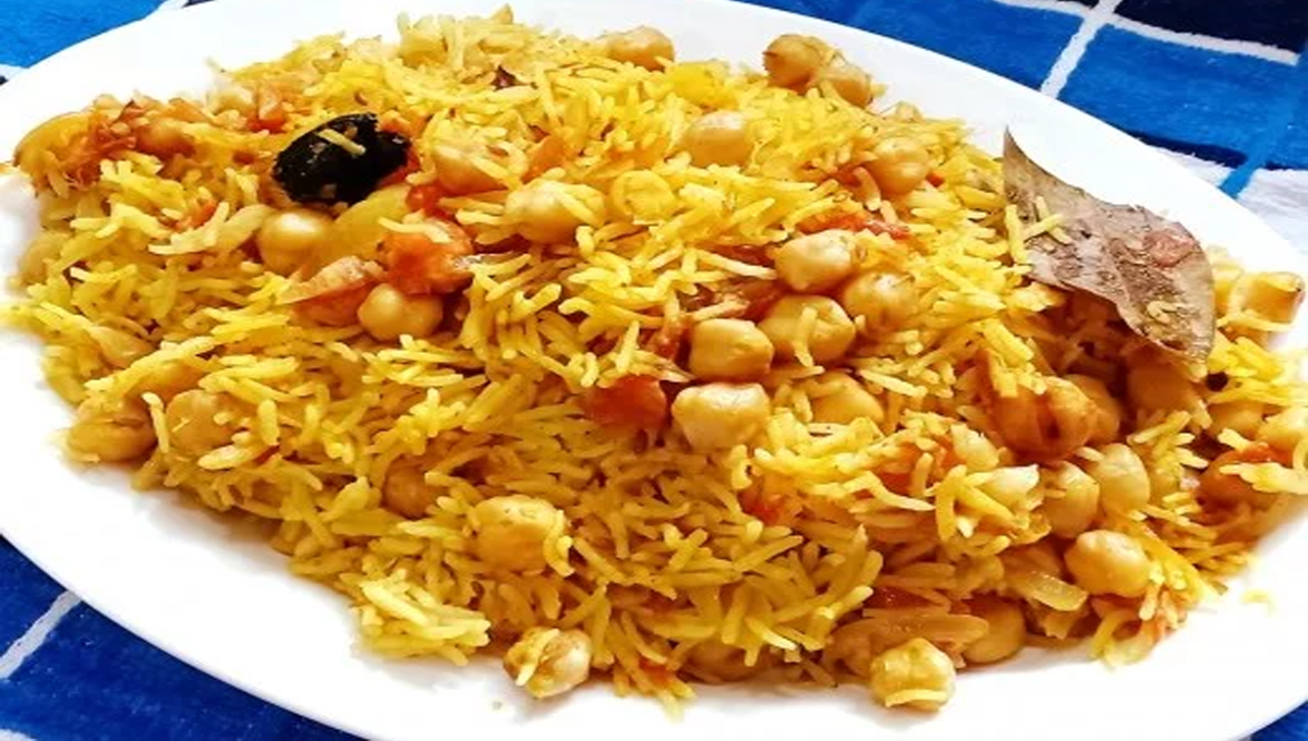 پلاو تو آپ بھی بہت مزیدار بناتی ہوں گی لیکن ایک بار ہمارے بتائے گئی ٹپ سے بنا کر ضرور دیکھیں جو بھی کھائے تعریف کئے بنا تو رہ ہی نہ پائے