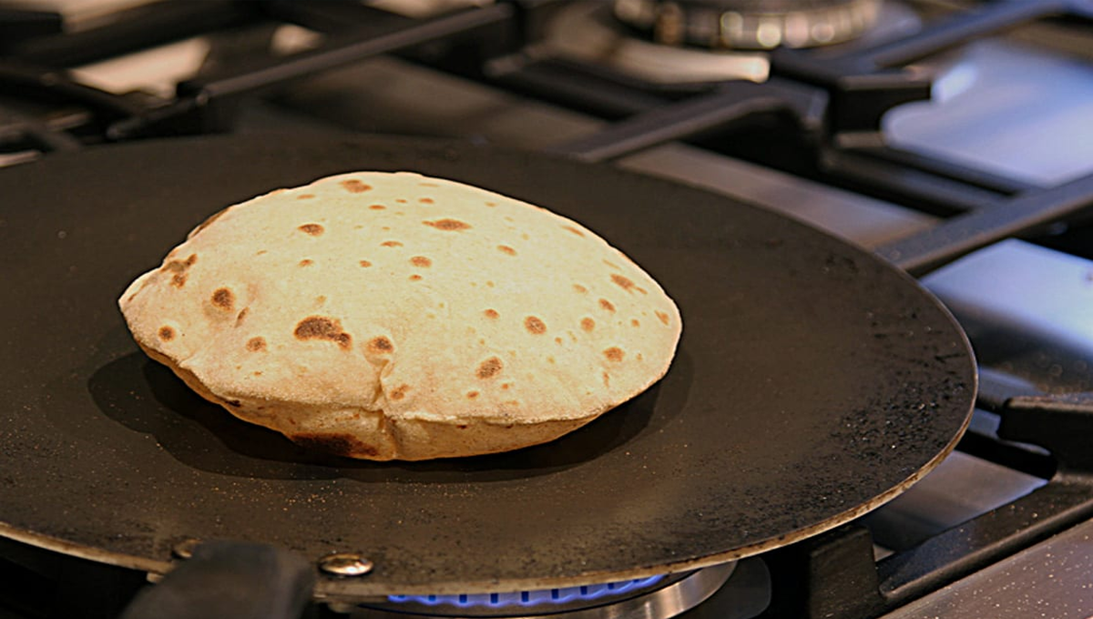 توے پر روٹی خراب ہوجاتی ہے؟ تو یہ نسخہ معمول بنالیں، روٹی کبھی خراب نہیں بنے گی نہ اس کا رنگ تبدیل ہوگا