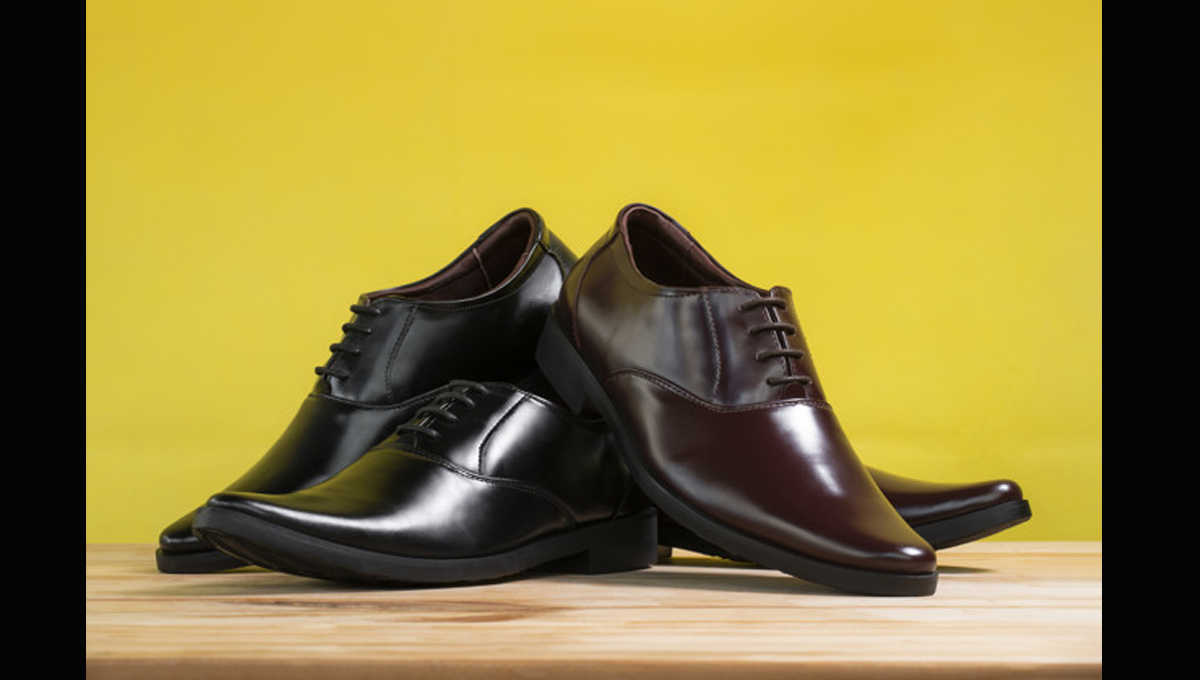 پرانے جوتے اس عام سی چیز سے چمکائیں منٹوں میں تو اب جوتے چمکیں گے پالش کے بغیر