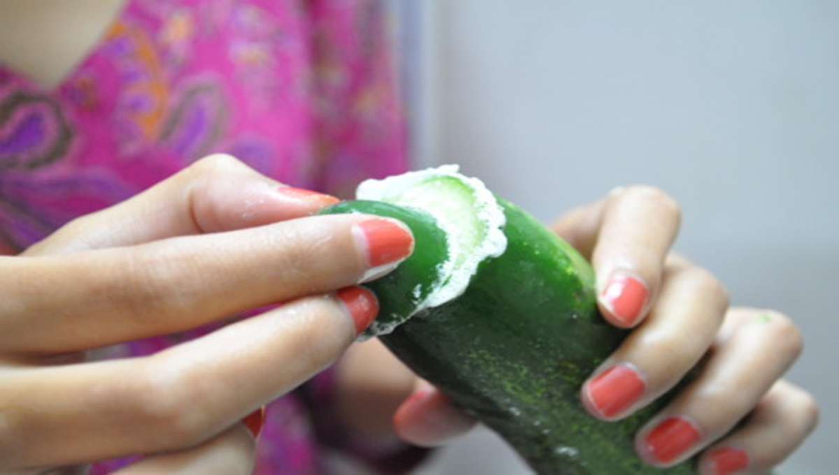 اگر آپ بھی اس طرح کھیرا کاٹ کر کھاتے ہیں تو جان لیں ایسا کرنے سے کیا ہوتا ہے؟