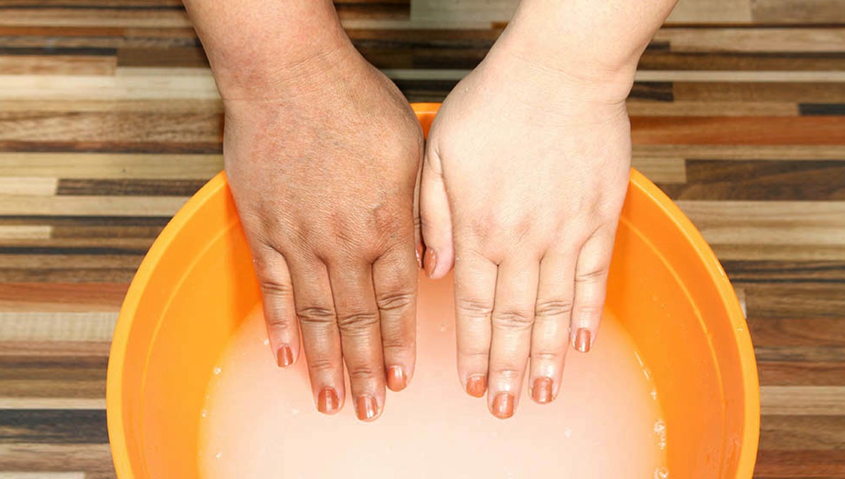 گھر میں موجود ان اجزاء سے ہاتھ پاؤں بلیچ کریں اس آسان طریقے سے جس سے نہ جلد خراب ہو اور نہ جلن ہو اور ہاتھ پاؤں چمک بھی جائیں