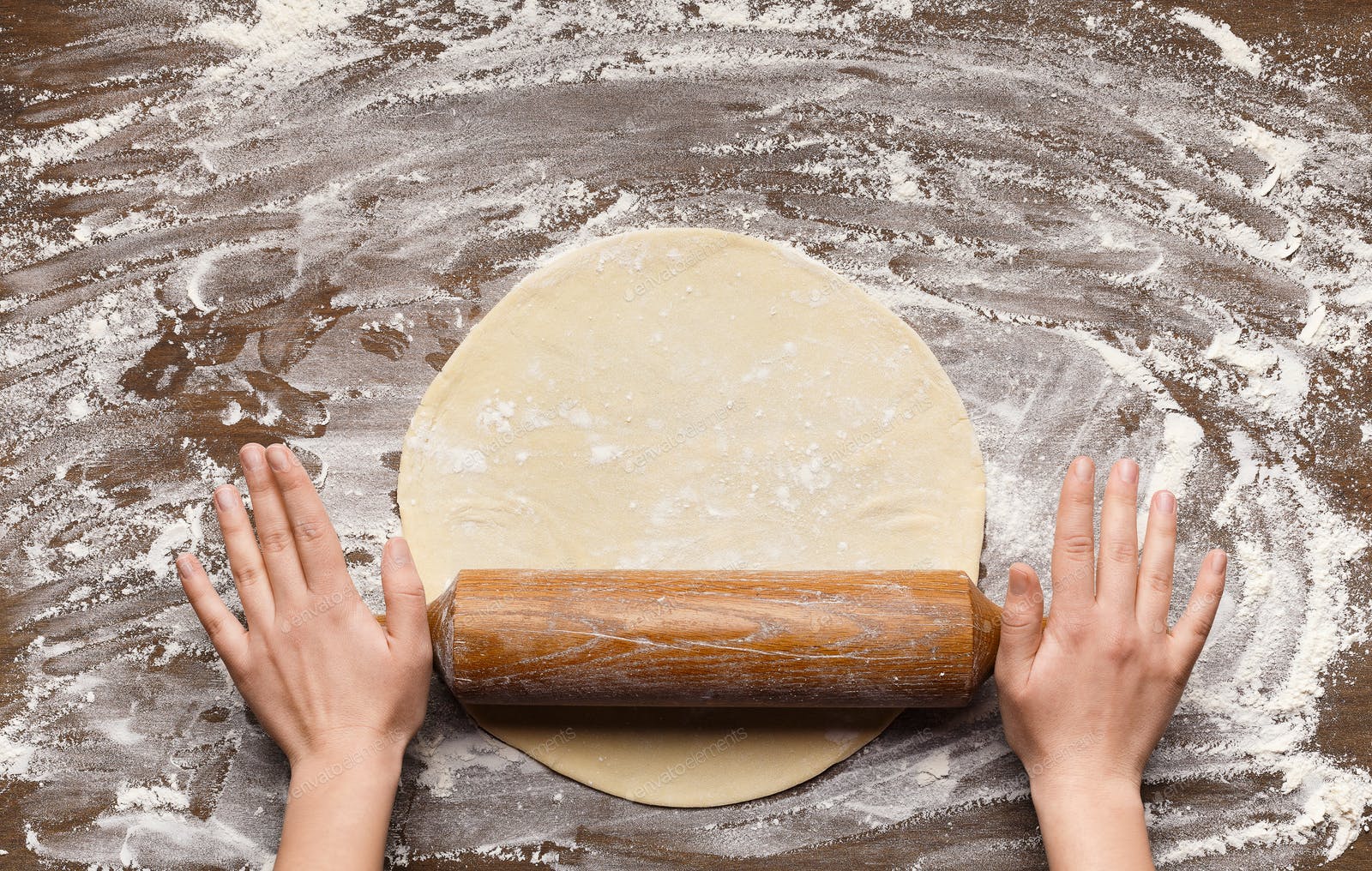 روٹی بناتے ہوئے آٹے کی خشکی سے کچن کاؤنٹر گندا ہوجاتا ہے تو آزمائیں یہ طریقہ اور جتنی چاہیں روٹیاں بنائیں آپ کا کاؤنٹر گندا نہیں ہوگا