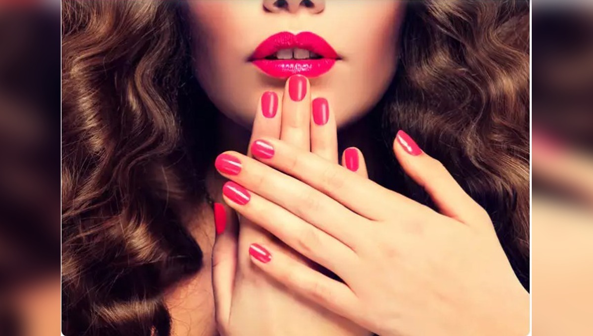 اب نیل پالش لگا کر بیٹھنا نہیں پڑے گا ۔۔ آئیے نیل پالش جلدی سکھانے کے طریقے جانئے !