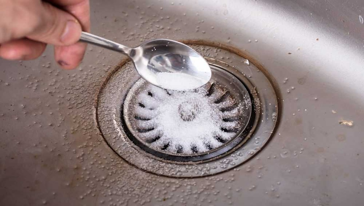 بیکنگ سوڈا میں نمک ملا کر رات کو سنک میں ڈال کر چھوڑ دیں پھر ایسا فائدہ ہوگا جو آپ کے ہزاروں روپے بچا سکتا ہے