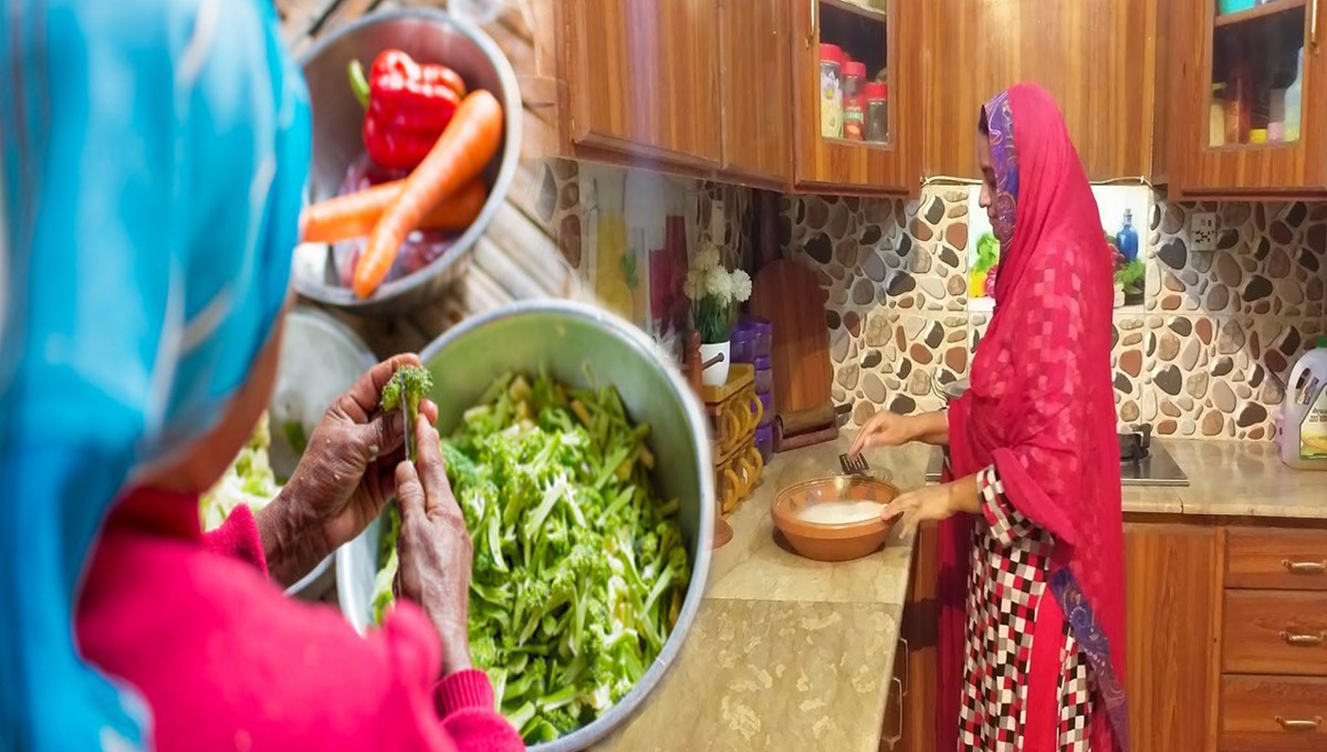 کیا آپ بھی ابھی تک سبزیاں چُھری سے چھیلتی ہیں تو چھوڑ دیں۔۔ جانیئے بغیر چھری کے سبزی کیسے چھیلی جائے؟