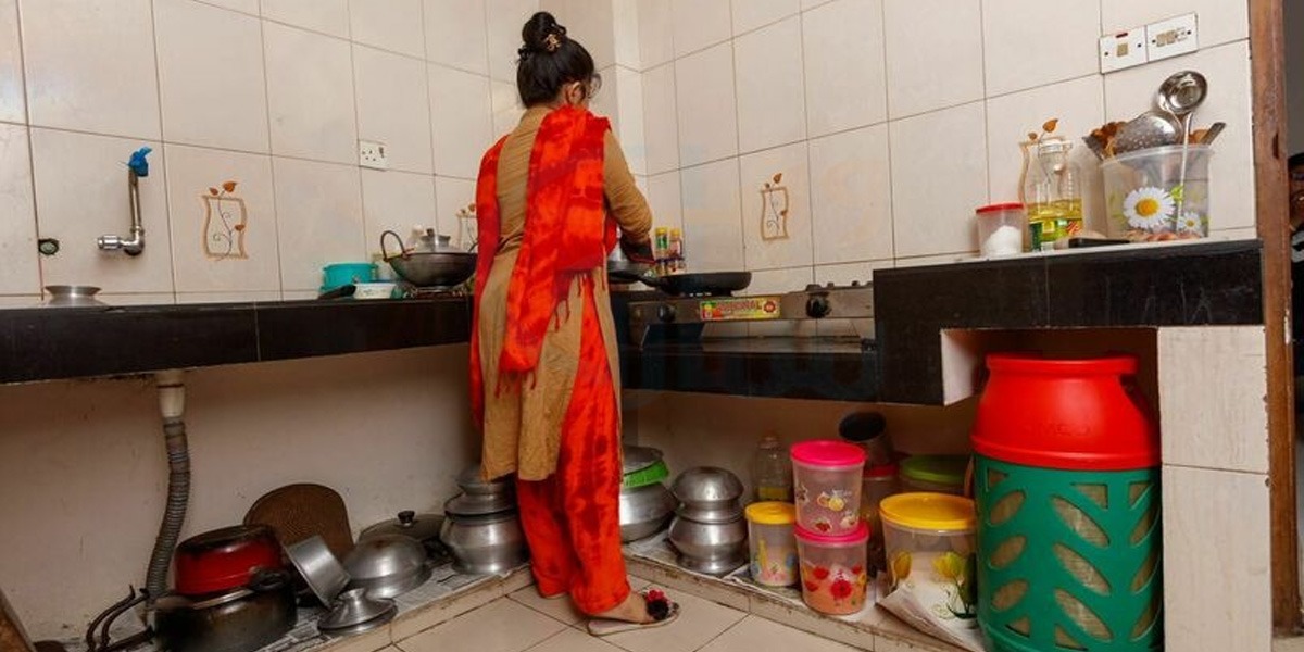 کچن کی تفصیلی صفائی تو کرلی لیکن ایگزاسٹ فین،مائیکرو ویو اوون، اور چولہوں کی صفائی نہ ہو سکی،تو ان سب کی جھٹ پٹ صفائی کیسے کریں؟