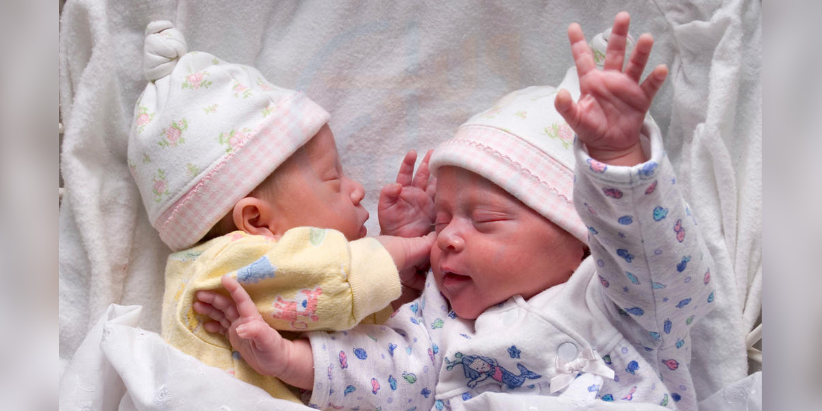 ڈاکٹر نے بتایا کہ ایک بیٹا اور ایک بیٹی ہوگی، لیکن جب ڈلیوری ہوئی تو پتہ چلا کہ ۔۔ جڑواں بچوں کی ماں بننے والی عورت بچوں کی پیدائش کے بعد بچے دیکھ کر پریشان کیوں ہوئی؟