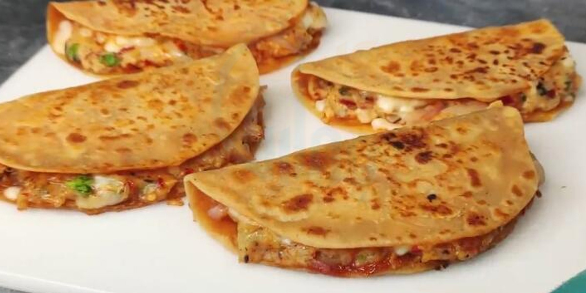 آلو کے پراٹھے کھا کھا کر تھک گئے ہیں تو آج بنائیں آلو کی یہ مزیدار روٹی ایک نئے انداز میں اب چھٹی والے دن ناشتہ ہو یا شام کا ناشتہ دونوں بنانا بہت ہی آسان