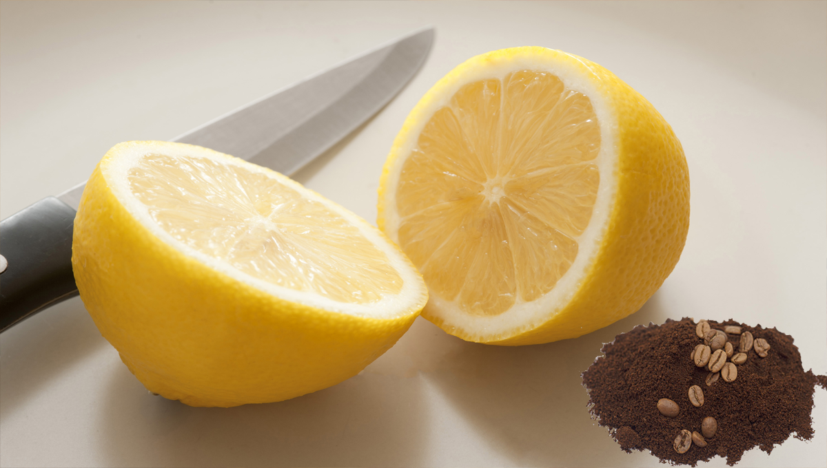 لیموں کو بیچ سے کاٹ کر اس میں ذرا سی کافی چھڑکیں اور پھر کمال دیکھیں