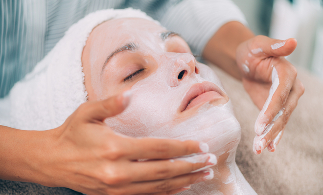 کیا آپکو بھی لگتا ہے کہ فیشل جِلد کے لیے اچھا ہوتا ہے؟ جان لیں کہ فیشل کرنا چاہیے یا نہیں؟