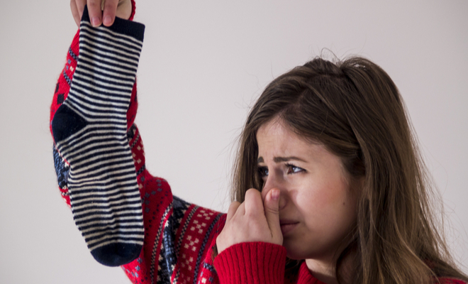 کیا آپ کے موزوں سے بھی ناقابل برداشت بدبو آتی ہے اور لوگوں کے سامنے شرمندہ ہونا پڑتا ہے؟ تو یہ طریقہ آزمائیں اور موزوں کی بدبو کو کریں ختم