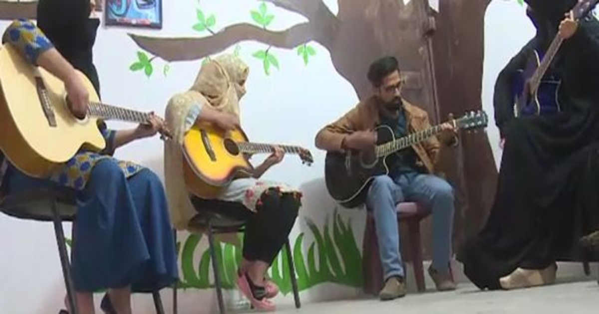 کوئٹہ میں نجی ادارے کی جانب سے طالبات کے لئے مفت گٹار کی کلاسز کا انعقاد