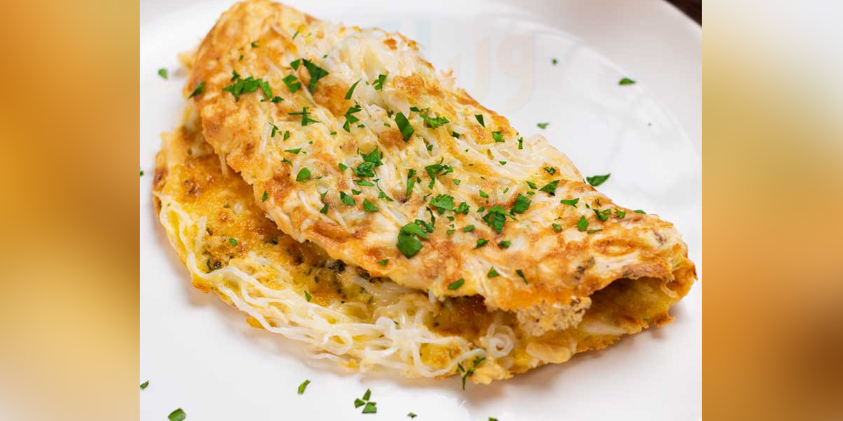 چیز نوڈلز آملیٹ ! بچے اگر انڈہ کھاتے ہوئے منہ بناتے ہیں تو انہیں نوڈلز میں انڈہ ڈال کر یہ نئی ریسیپی بنا کر کھلائیں