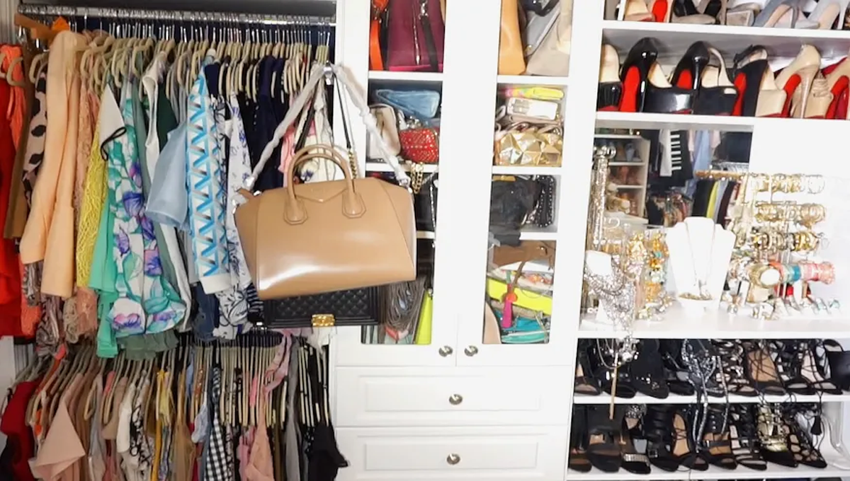 کیا آپکی الماری بھی بے ترتیبی کی وجہ سے اکثر الٹ جاتی ہے تو جانیں کچھ ایسی کمال کی ٹپس جس سے الماری رہے ہمیشہ سیٹ