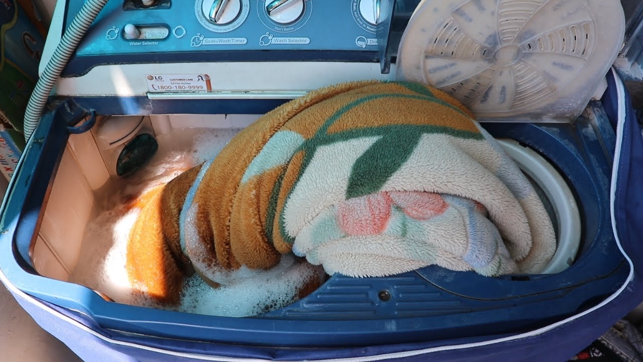 آپ بھی کمبل کو دوبارہ نئے جیسا چمکا سکتے ہیں، جانیئے اس کو واشنگ مشین میں ڈال کر دھونے کا طریقہ جس سے نہ آئے بدبو اور نہ رہے کوئی داغ