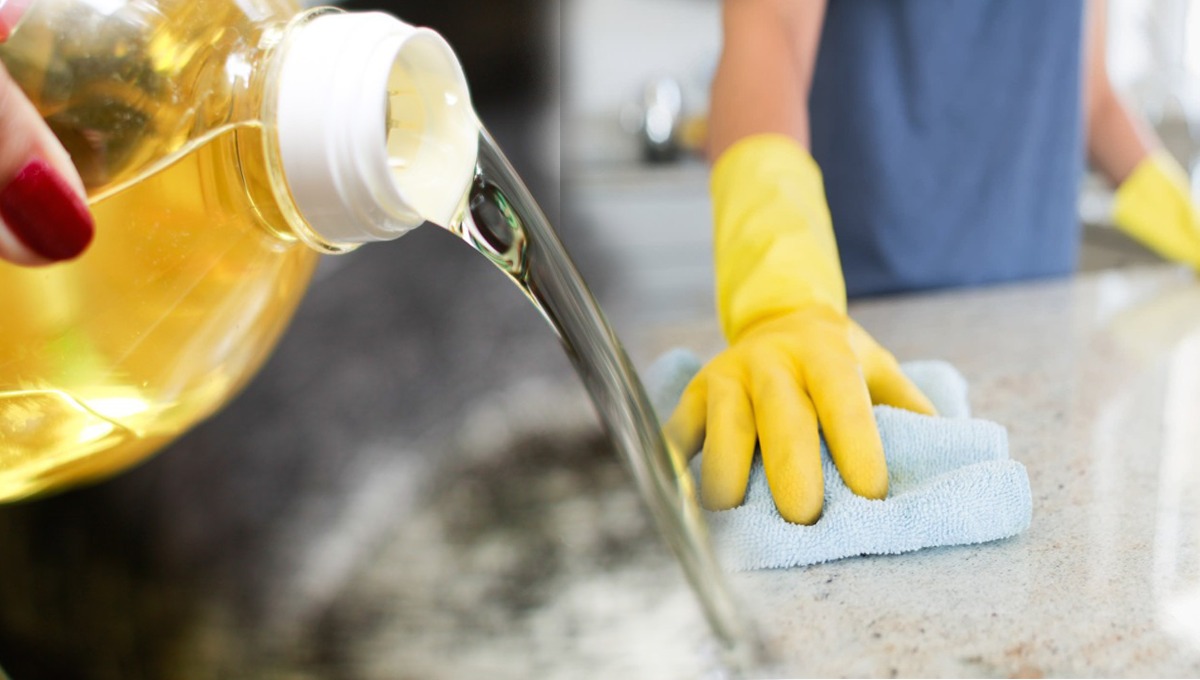 تیل گر جانے کی صورت میں چکناہٹ ختم نہیں ہوتی تو جانیں اس چکناہٹ کو فوری ختم کرنے کا آسان طریقہ