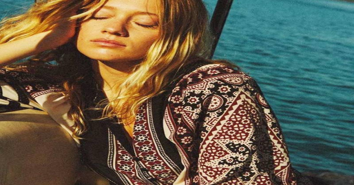 نیویارک میں خواتین کے لیے موسم بہار میں اجرک کے ڈیزائن کردہ ملبوسات تیار