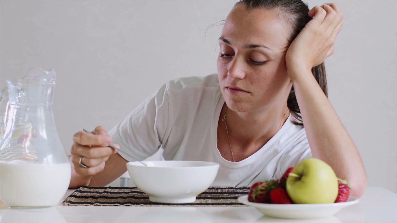 افطار کے بعد سستی ہوجاتی ہے تو سستی کو ختم کرنے کا آسان ٹوٹکہ جس سے سستی سے فوری نجات مل جائے