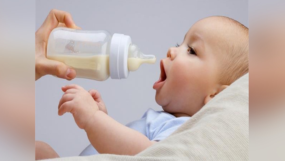 بچوں کو دودھ فیڈر میں پلانے سے ان کے جسم میں کیا تبدیلی آتی ہے؟ جانیں تاکہ آپ کا بچہ بھی محفوظ رہ سکے
